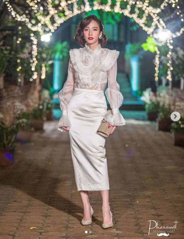 อั้ม พัชราภา "ขุด" ชุดแต่งงานที่ซื้อเก็บไว้ 10 ปีเอามาใส่ยันไม่กลัวอาถรรพณ์