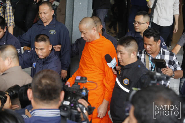 (ภาพชุด) คุมตัว "พระเมธีสุทธิกร" ผู้ช่วยเจ้าอาวาสวัดสระเกศ ฝากขังศาลอาญา!