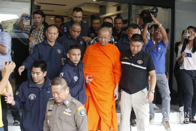 (ภาพชุด) คุมตัว "พระเมธีสุทธิกร" ผู้ช่วยเจ้าอาวาสวัดสระเกศ ฝากขังศาลอาญา!