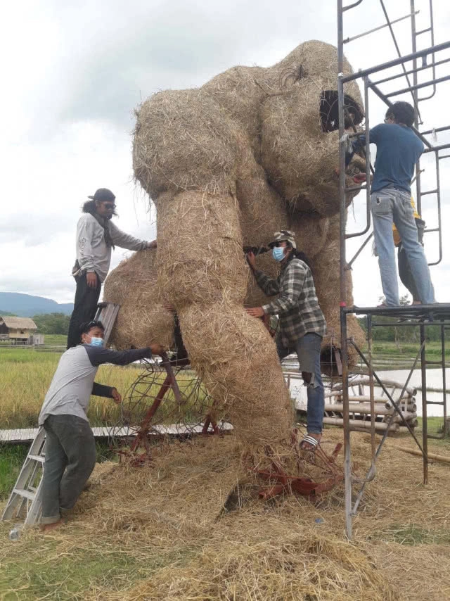 "ห้วยตึงเฒ่า" ดังไม่หยุดสร้างจุดเซลฟี่ "หุ่นฟางคิงคองยักษ์" แห่งแรกในเชียงใหม่(มีคลิป)