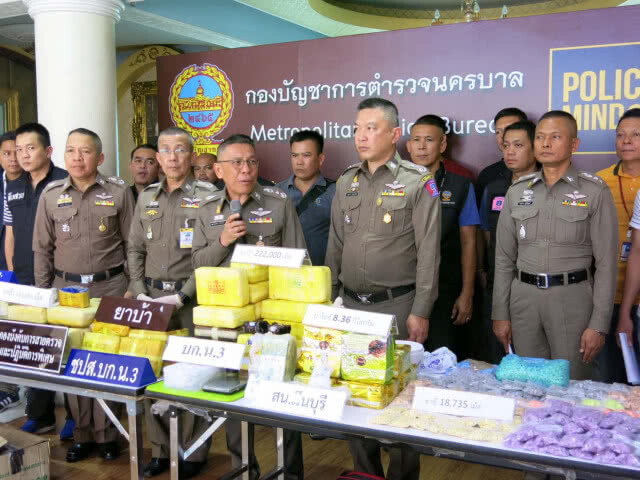 จับแก๊งขายยาส่งลูกค้าผ่านทางไปรษณีย์หลักสี่ ค้นห้องพักซุกยาบ้า 2 แสนกว่าเม็ด ยาไอซ์-ยาเค(มีคลิป)