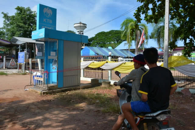 ระทึก! ตู้เอทีเอ็ม ช็อตเด็กกดเงิน หวิดดับโชคดี เพื่อนดึงออกจากตู้ทัน