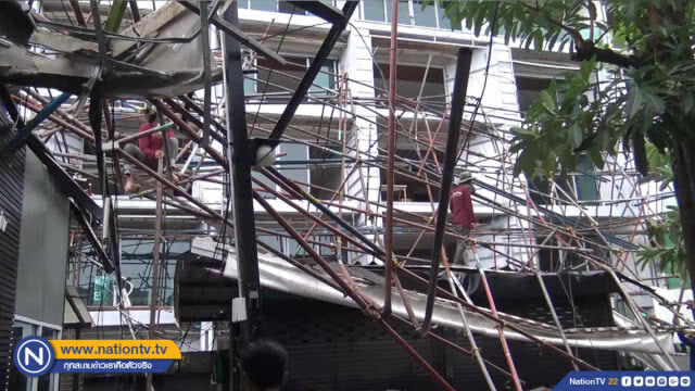 พายุฝนถล่มสงขลา นั่งร้านสูงพังถล่มทับร้านอาหารเสียหาย