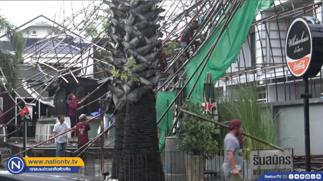 พายุฝนถล่มสงขลา นั่งร้านสูงพังถล่มทับร้านอาหารเสียหาย