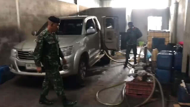 ทหารกวาดล้างน้ำมันเถื่อนชายแดนไทย-มาเลเซีย