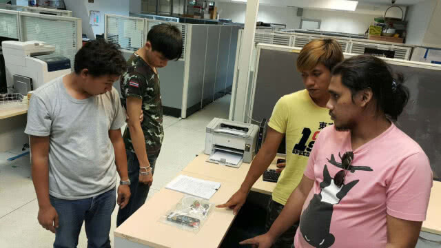 ตร.ปอท.บุกจับเเก๊งเเฮกซิมมือถือตัวเเทนรับเติมเงินเครือข่ายค่ายดัง!! ขณะเสพยาไอซ์