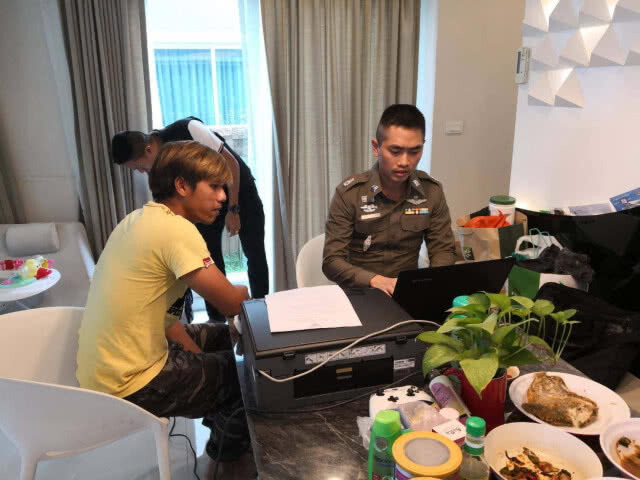 ตร.ปอท.บุกจับเเก๊งเเฮกซิมมือถือตัวเเทนรับเติมเงินเครือข่ายค่ายดัง!! ขณะเสพยาไอซ์