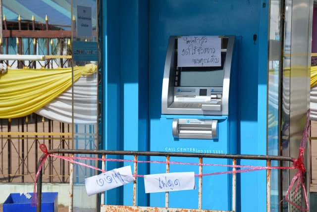 ระทึก! ตู้เอทีเอ็ม ช็อตเด็กกดเงิน หวิดดับโชคดี เพื่อนดึงออกจากตู้ทัน