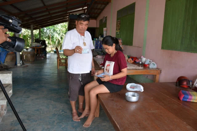 ระทึก! ตู้เอทีเอ็ม ช็อตเด็กกดเงิน หวิดดับโชคดี เพื่อนดึงออกจากตู้ทัน