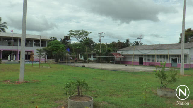 การไฟฟ้าพิลึก! ปักเสาไฟกลางสนามบอลโรงเรียน​ ผอ.-นักเรียนผวาเรียกร้องเร่งรื้อถอน