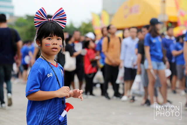 แฟนบอลทยอยมาสนาม ก่อนไทยปะทะจีน