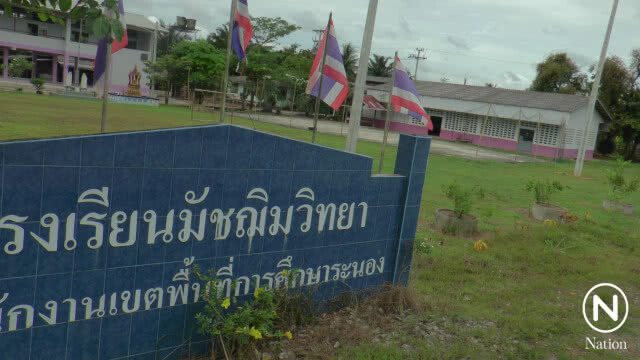 การไฟฟ้าพิลึก! ปักเสาไฟกลางสนามบอลโรงเรียน​ ผอ.-นักเรียนผวาเรียกร้องเร่งรื้อถอน