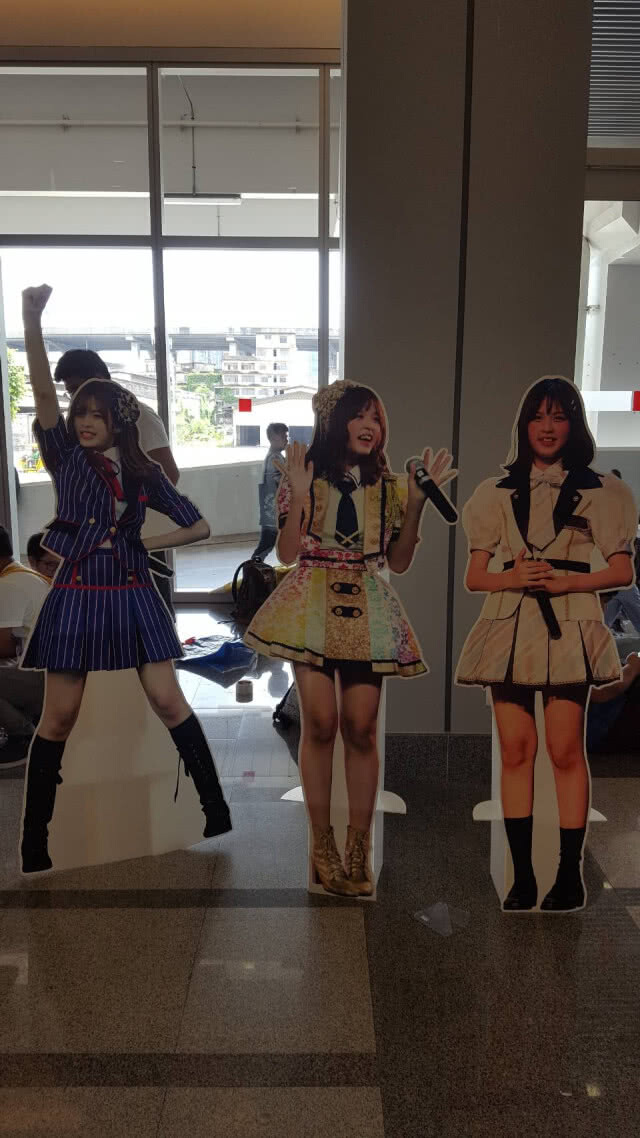 สีสันงานจับมือ BNK48 วันที่ 2 มิ.ย. 61