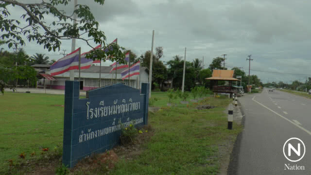 การไฟฟ้าพิลึก! ปักเสาไฟกลางสนามบอลโรงเรียน​ ผอ.-นักเรียนผวาเรียกร้องเร่งรื้อถอน