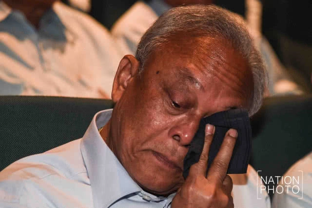 (ภาพชุด) "สุเทพ" หลั่งน้ำตา! หวนคืนการเมือง แม้จะถูกกล่าวหา "ตระบัดสัตย์"