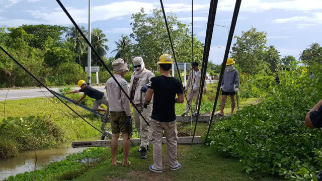 พายุโหมเพชรบุรี! เสาไฟฟ้าแรงสูงหักโค่นขวางถนน หวิดทับรถจักรยานยนต์ 2 ผัวเมีย
