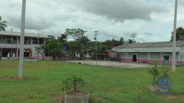 การไฟฟ้า!
ปักเสาไฟกลางสนามบอลโรงเรียน
นักเรียนผวาเรียกร้องเร่งรื้อถอน