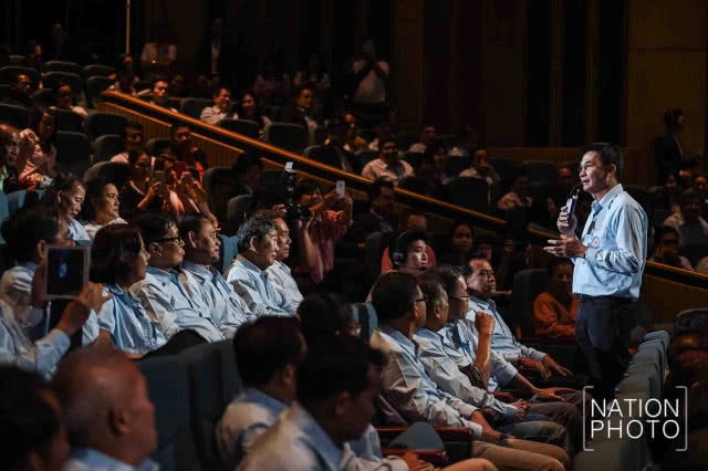 (ภาพชุด) "สุเทพ" หลั่งน้ำตา! หวนคืนการเมือง แม้จะถูกกล่าวหา "ตระบัดสัตย์"