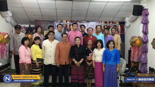 สอนเด็กนักเรียนทำโคมโบราณ