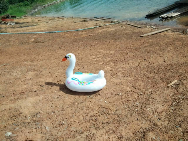 แทบขาดใจ! ลุกชาย 11 เดือน พลัดตกตุ๊กตาเป็ดจมหาย ขณะล่องแพแก่งไฮ จนท.งมร่างที่ไร้ลมหายใจกว่า 3 ชม.