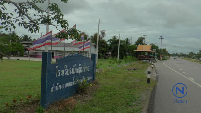 การไฟฟ้า!
ปักเสาไฟกลางสนามบอลโรงเรียน
นักเรียนผวาเรียกร้องเร่งรื้อถอน