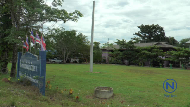 การไฟฟ้า!
ปักเสาไฟกลางสนามบอลโรงเรียน
นักเรียนผวาเรียกร้องเร่งรื้อถอน