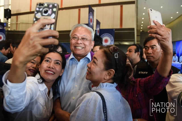 (ภาพชุด) "สุเทพ" หลั่งน้ำตา! หวนคืนการเมือง แม้จะถูกกล่าวหา "ตระบัดสัตย์"