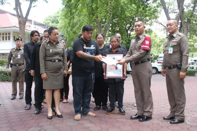 ญาติ "น้องกิ๊ฟถูก 4 โจ๋รุมโทรม" เข้าพบรองผบ.ตร.โอนคดีมาให้กองปราบ จี้ 16 ข้อสงสัย วอนตร.เร่งสอบสวน