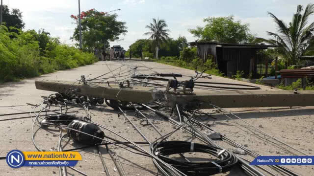 ลุงขับรถสิบล้อ "เกี่ยวสายไฟฟ้า" ล้มทับฟอร์จูนเนอร์คนขับบาดเจ็บ