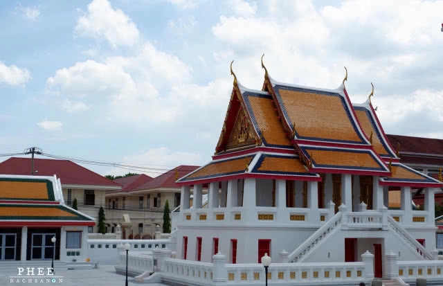 "ล่องเรือไหว้พระ 3 วัด อิ่มบุญ แค่ 40 บาท"