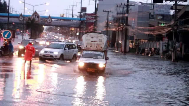 ฝนกระหน่ำน้ำท่วมถนนตำบลหัวทะเลเร่งระบาย