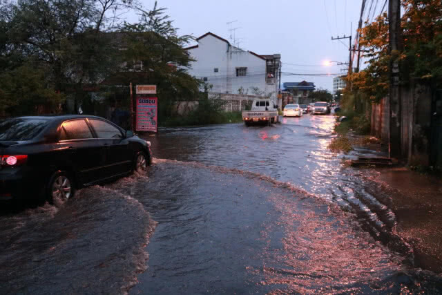 ฝนกระหน่ำน้ำท่วมถนนตำบลหัวทะเลเร่งระบาย