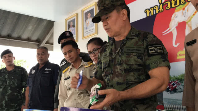 ทิ้งยานรก 2 พันเม็ดใส่ซองบุหรี่เผ่นหนีรถเจ้าหน้าที่วิ่งทับแตกก่อนยึดได้