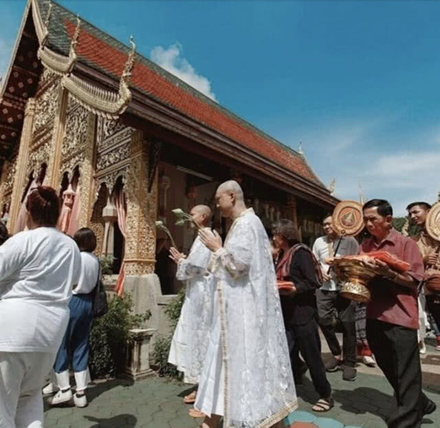 "อุ้ม ลักขณา" ถือหมอน อนุโมทนาบุญ หลวงพี่บอล