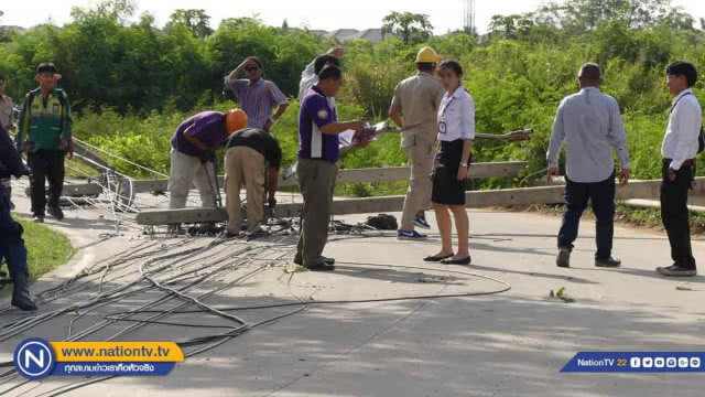 ลุงขับรถสิบล้อ "เกี่ยวสายไฟฟ้า" ล้มทับฟอร์จูนเนอร์คนขับบาดเจ็บ