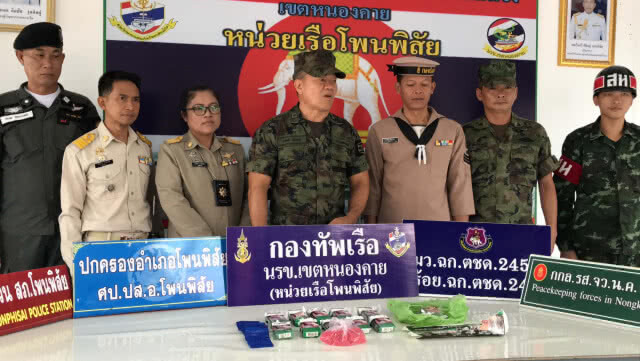 ทิ้งยานรก 2 พันเม็ดใส่ซองบุหรี่เผ่นหนีรถเจ้าหน้าที่วิ่งทับแตกก่อนยึดได้