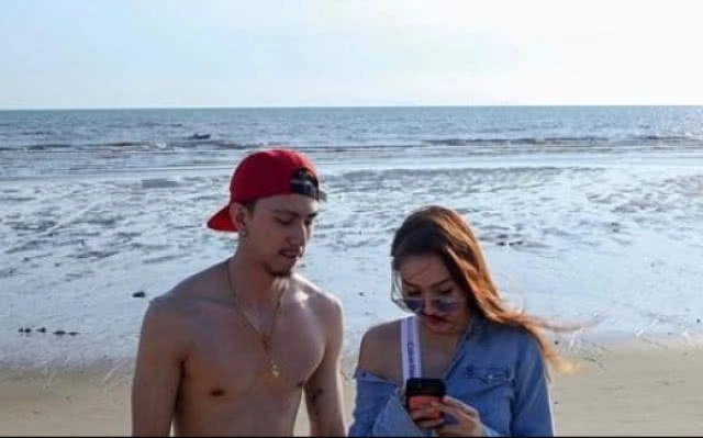 "โฟร์ สกลรัตน์" อวดหุ่นเล่นน้ำตกที่บาหลี