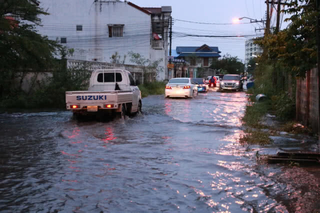 ฝนกระหน่ำน้ำท่วมถนนตำบลหัวทะเลเร่งระบาย