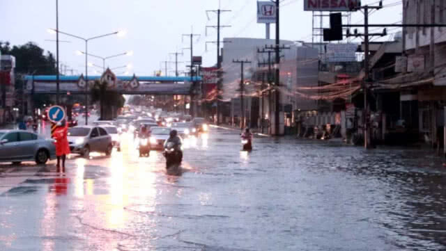 ฝนกระหน่ำน้ำท่วมถนนตำบลหัวทะเลเร่งระบาย