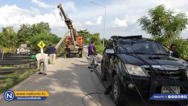 ลุงขับรถสิบล้อ "เกี่ยวสายไฟฟ้า" ล้มทับฟอร์จูนเนอร์คนขับบาดเจ็บ