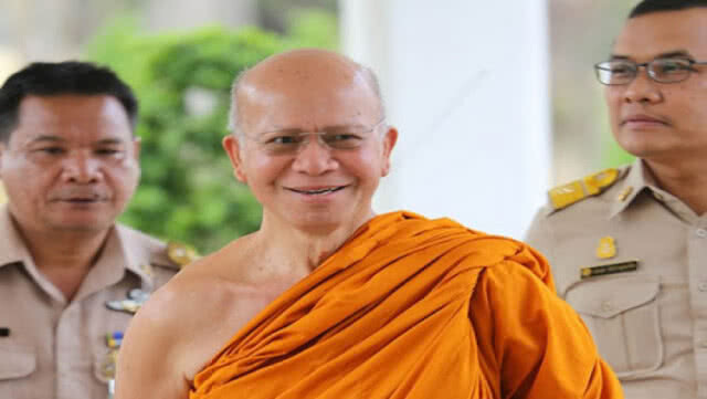 "อดีตพระพรหมเมธี" ใช้พาสปอร์ตราชการหลบหนี