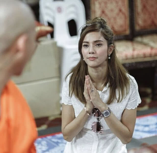 "อุ้ม ลักขณา" ถือหมอน อนุโมทนาบุญ หลวงพี่บอล