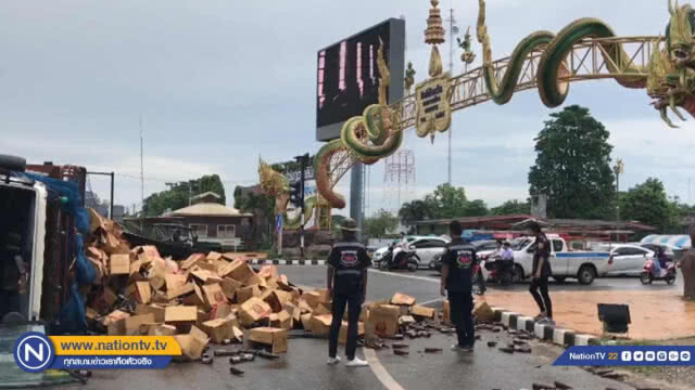 ฝนตก "ถนนลื่น" รถบรรทุกขวดเปล่าคว่ำกลางสี่แยก