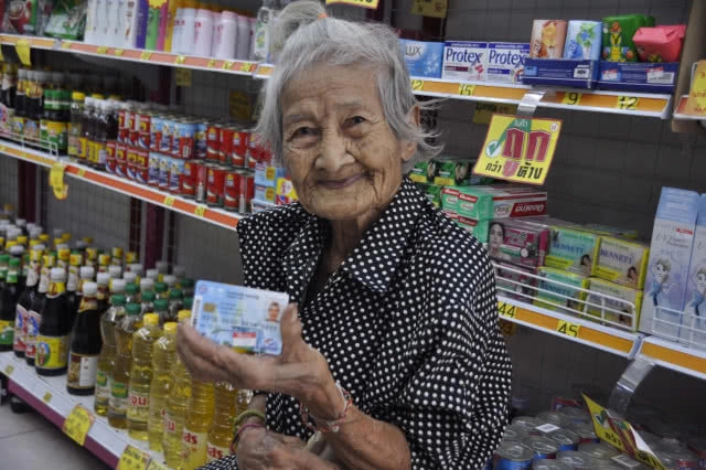 ร้านค้ายืนยัน ไม่รับแลกเงินสดบัตรสวัสดิการแห่งรัฐ