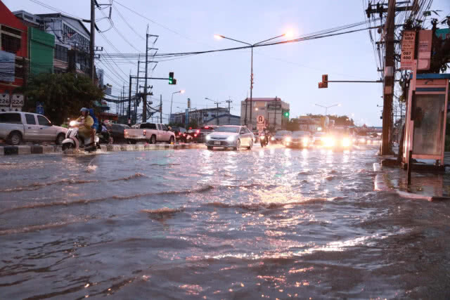 ฝนกระหน่ำน้ำท่วมถนนตำบลหัวทะเลเร่งระบาย