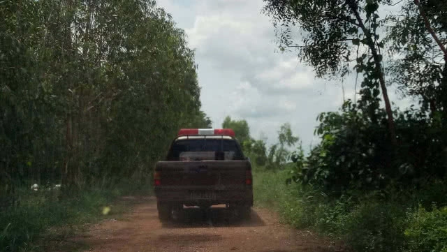 2 คู่หู ดอดขโมยตัดไม้ยูคาฯ บริษัทดัง ถูกรวบคาสวน!!