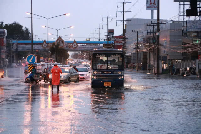 ฝนกระหน่ำน้ำท่วมถนนตำบลหัวทะเลเร่งระบาย