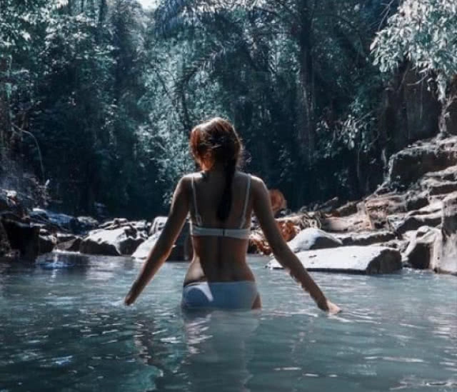 "โฟร์ สกลรัตน์" อวดหุ่นเล่นน้ำตกที่บาหลี