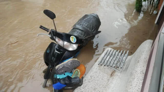 ภูเก็ตฝนตกหนักต่อเนื่อง ทำน้ำท่วมขังรอระบายและดินสไลด์หลายจุด