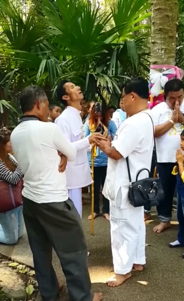 ปู่ศรีสุทโธ คำชะโนด ร้องเสียงเหมือนพญานาค